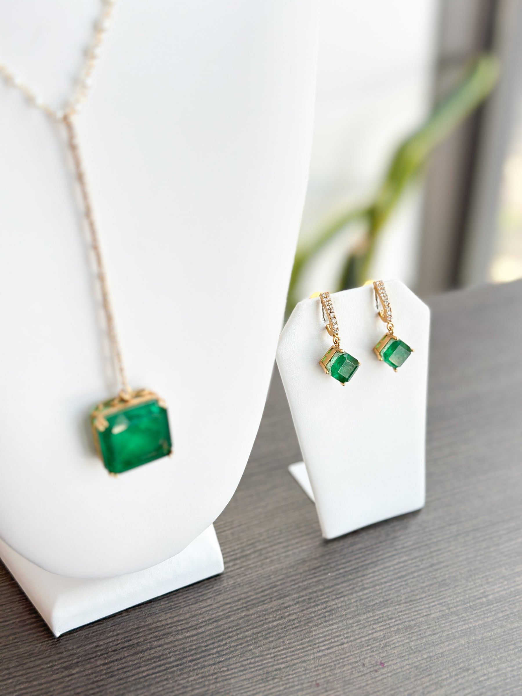 Mila | Emerald Pendant Set