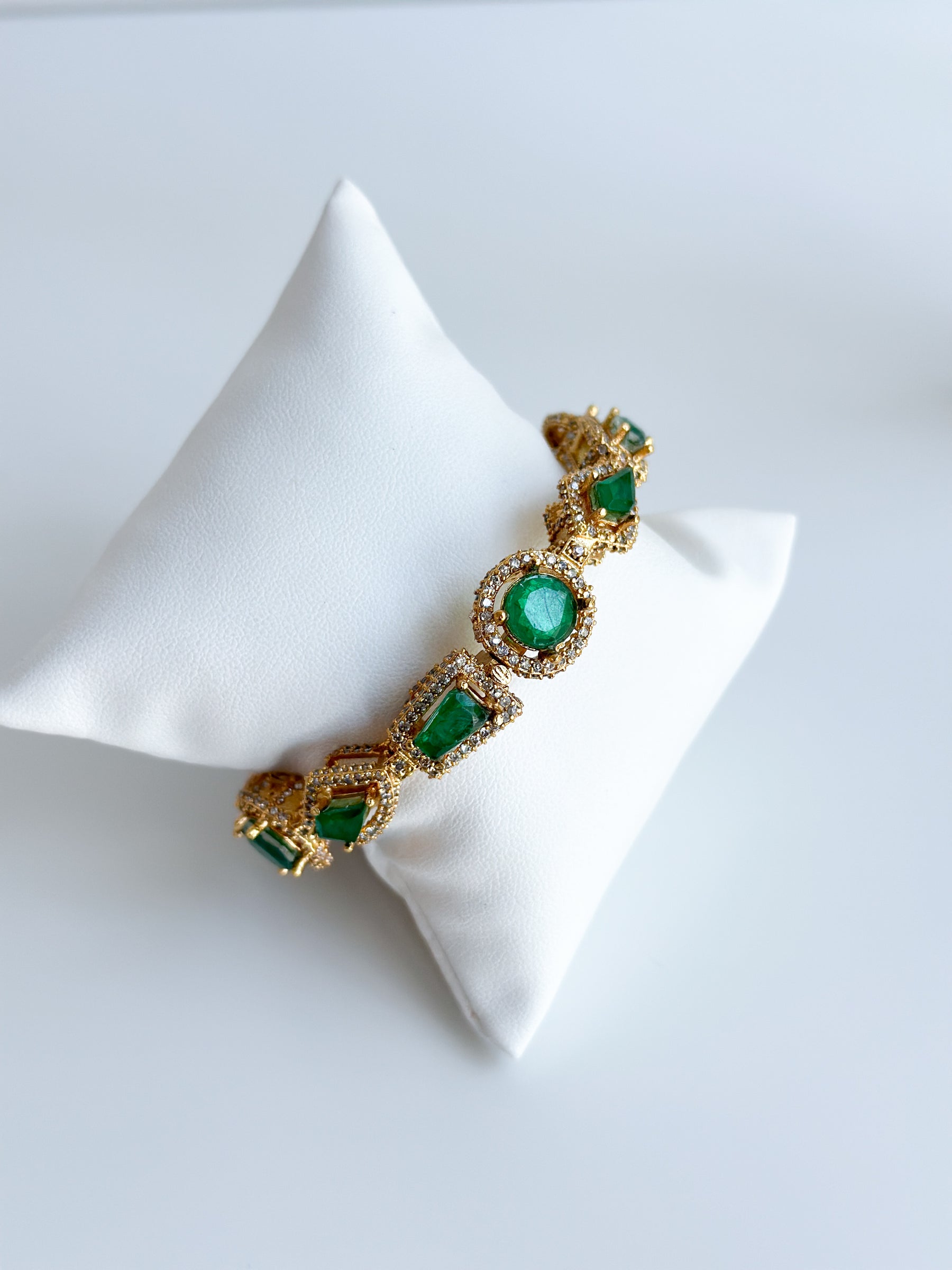 Amrita | Emerald Doublet Moissanite Bangle